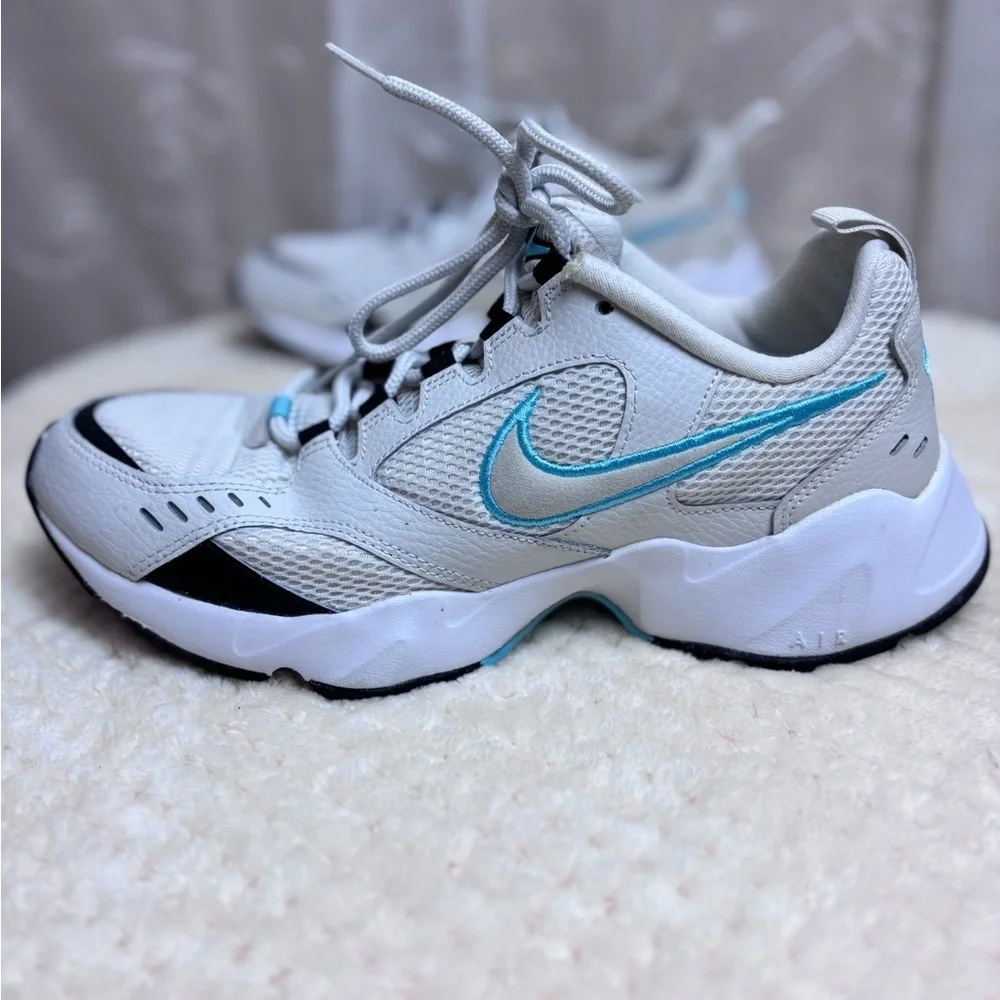 Nike Air Heights Women’s Trainers, Size 10